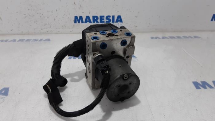 Używane Pompa ABS Peugeot 307 CC (3B) 2.0 16V Cena € 79,95 Procedura marży oferowane przez Maresia Parts