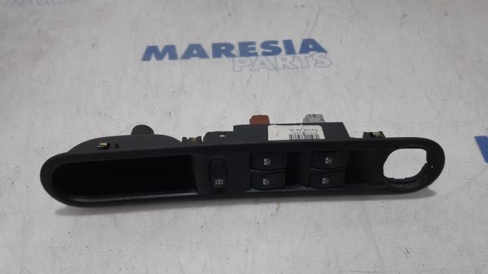 Usados Interruptor combinado de ventanillas Renault Espace (JK) 2.2 dCi 16V Precio € 20,00 Norma de margen ofrecido por Maresia Parts