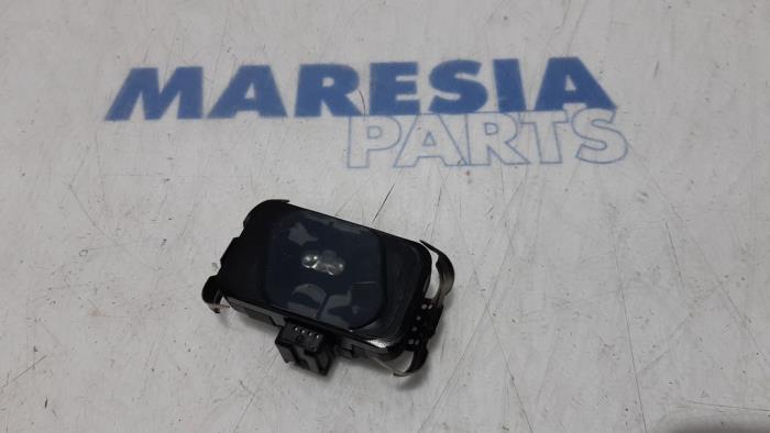 Begagnade Regnsensor Peugeot 307 CC (3B) 2.0 16V Pris € 35,00 Marginaltabell erbjuds av Maresia Parts
