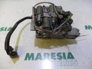 Usados Bloque de válvulas hidráulico Renault Espace (JK) 2.0 16V Turbo Precio € 262,50 Norma de margen ofrecido por Maresia Parts