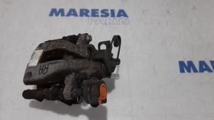 Usagé Etrier de frein (pince) arrière droit Peugeot 207 CC (WB) 1.6 16V Prix € 35,00 Règlement à la marge proposé par Maresia Parts