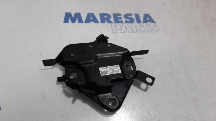 Używane Blokada dachu cabrio Peugeot 207 CC (WB) 1.6 16V Cena € 59,99 Procedura marży oferowane przez Maresia Parts