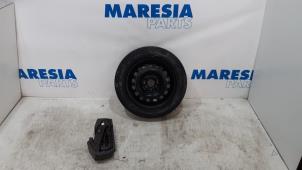 Usados Juego de gato y rueda de repuesto Peugeot 107 1.0 12V Precio € 75,00 Norma de margen ofrecido por Maresia Parts