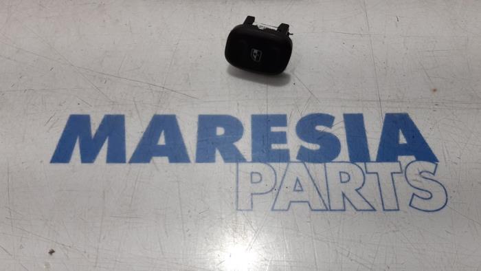 Usados Interruptor combinado de ventanillas Fiat Panda (312) 0.9 TwinAir Turbo 85 Precio € 15,00 Norma de margen ofrecido por Maresia Parts