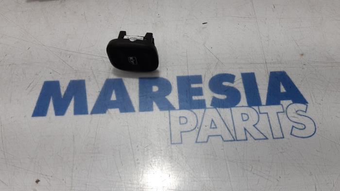 Usados Interruptor combinado de ventanillas Fiat Panda (312) 0.9 TwinAir Turbo 85 Precio € 15,00 Norma de margen ofrecido por Maresia Parts