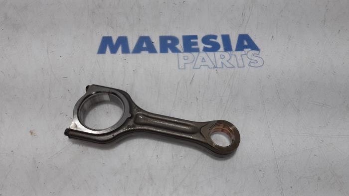 Używane Korbowód Peugeot 208 I (CA/CC/CK/CL) 1.6 Blue HDi 75 Cena € 40,00 Procedura marży oferowane przez Maresia Parts