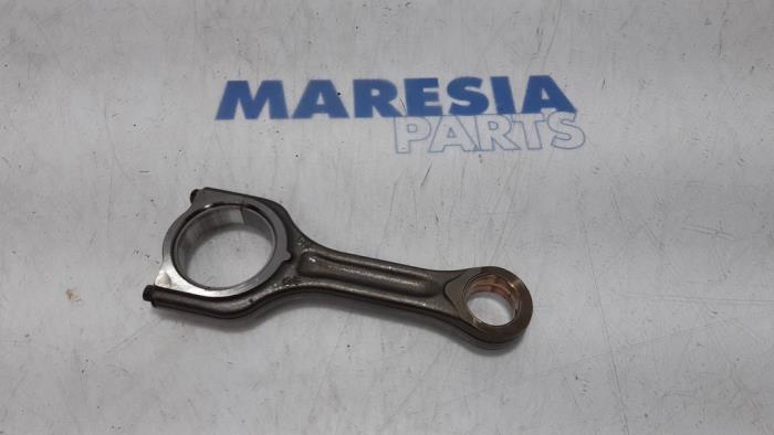 Używane Korbowód Peugeot 208 I (CA/CC/CK/CL) 1.6 Blue HDi 75 Cena € 40,00 Procedura marży oferowane przez Maresia Parts