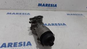 Usados Soporte de filtro de aceite Peugeot 208 I (CA/CC/CK/CL) 1.6 Blue HDi 75 Precio € 75,00 Norma de margen ofrecido por Maresia Parts