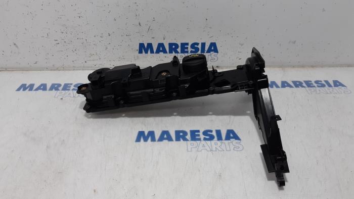 Rocker cover Peugeot 208 I 1.6 Blue HDi 75 - M06042A153 BH02