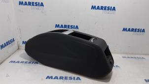 Używane Konsole srodkowe Citroen C4 Picasso (3D/3E) 1.6 16V VTi 120 Cena € 69,99 Procedura marży oferowane przez Maresia Parts