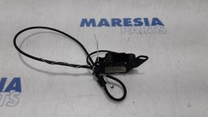 Używane Blokada dachu cabrio Peugeot 307 CC (3B) 2.0 16V Cena € 75,00 Procedura marży oferowane przez Maresia Parts