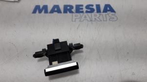 Używane Przelacznik hamulca postojowego Citroen C4 Picasso (3D/3E) 1.6 16V VTi 120 Cena € 20,00 Procedura marży oferowane przez Maresia Parts
