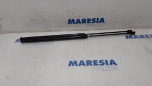 Usagé Verin de coffre Citroen C4 Picasso (3D/3E) 1.6 16V VTi 120 Prix € 50,00 Règlement à la marge proposé par Maresia Parts
