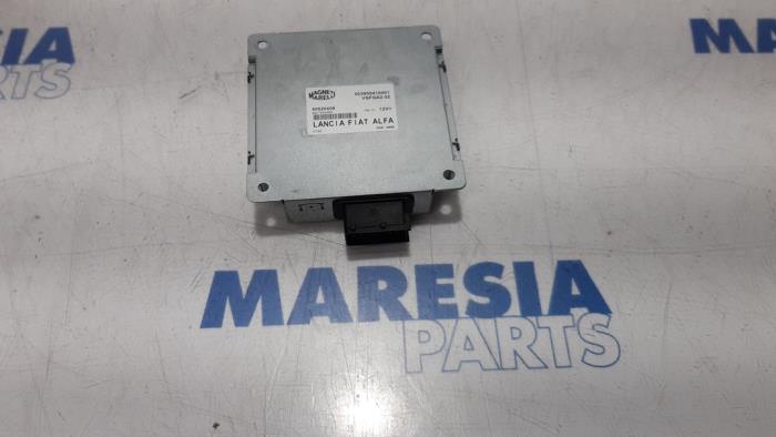 Używane Modul radiowy Fiat 500C (312) 0.9 TwinAir 85 Cena € 50,00 Procedura marży oferowane przez Maresia Parts