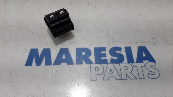 Usados Interruptor combinado de ventanillas Citroen C4 Cactus (0B/0P) 1.2 PureTech 82 12V Precio € 25,00 Norma de margen ofrecido por Maresia Parts