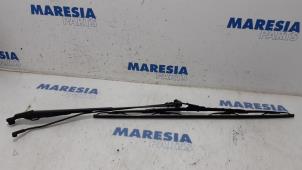 Gebrauchte Scheibenwischerarm vorne Peugeot 107 1.0 12V Preis € 15,00 Margenregelung angeboten von Maresia Parts