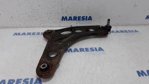 Usagé Bras de suspension bas avant droit Opel Vivaro 1.6 CDTI BiTurbo 120 Prix € 48,40 Prix TTC proposé par Maresia Parts