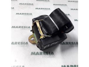 Używane Pas bezpieczenstwa srodkowy tyl Alfa Romeo 156 (932) 2.4 JTD Cena € 25,00 Procedura marży oferowane przez Maresia Parts