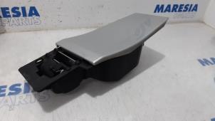 Used Tank cap cover Opel Vivaro 1.6 CDTI BiTurbo 120 Price € 36,30 Inclusive VAT offered by Maresia Parts