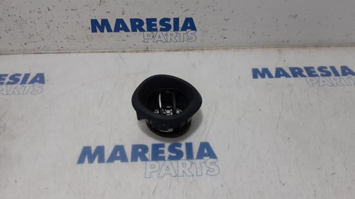 Begagnade Luftmunstycke, instrumentbräda Opel Vivaro 1.6 CDTI BiTurbo 120 Pris € 12,10 Inklusive moms erbjuds av Maresia Parts