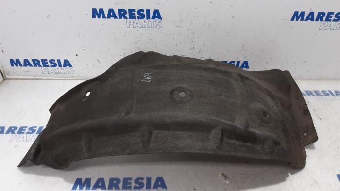 Używane Nadkole Renault Grand Scénic III (JZ) 1.4 16V TCe 130 Cena € 10,00 Procedura marży oferowane przez Maresia Parts