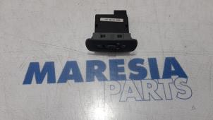 Usagé Commutateur phare hauteur réglable Renault Twingo (C06) 1.2 16V Prix € 10,00 Règlement à la marge proposé par Maresia Parts