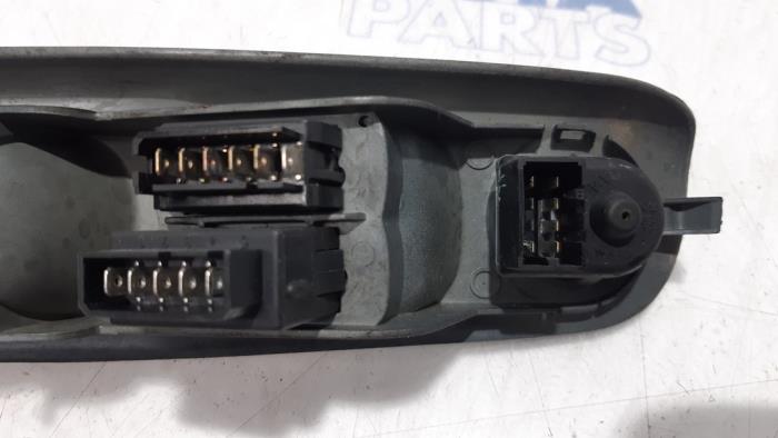 Multi-functional window switch from a Renault Twingo (C06) 1.2 16V 2003