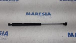 Used Rear gas strut, left Renault Twingo (C06) 1.2 16V Price € 15,00 Margin scheme offered by Maresia Parts
