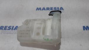 Used Front windscreen washer reservoir Renault Twingo (C06) 1.2 16V Price € 15,00 Margin scheme offered by Maresia Parts