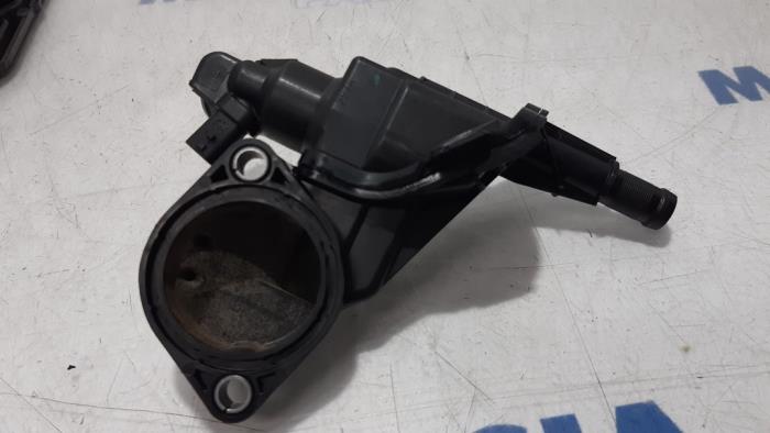 Thermostat housing from a Renault Clio IV (5R) 0.9 Energy TCE 90 12V 2015