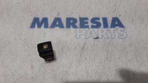 Used Tank cap cover switch Citroen C4 Grand Picasso (UA) 1.8 16V Price € 10,00 Margin scheme offered by Maresia Parts
