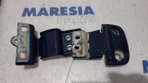 Used Rear door hinge, left Peugeot Boxer (U9) 3.0 HDi 160 Euro 4 Price € 60,50 Inclusive VAT offered by Maresia Parts
