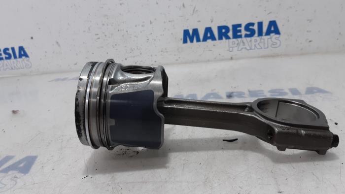 Piston from a Renault Trafic New (FL) 2.0 dCi 16V 90 2011