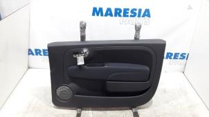 Usagé Revêtement portière 2portes droite Fiat 500 (312) 1.2 69 Prix € 75,00 Règlement à la marge proposé par Maresia Parts
