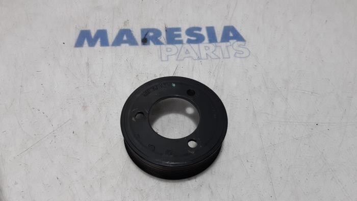 Water pump pulley from a Renault Trafic New (FL) 2.0 dCi 16V 90 2011