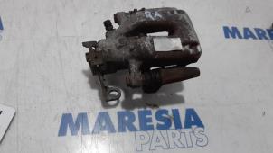 Używane Zacisk hamulcowy prawy tyl Peugeot 308 (4A/C) 1.6 16V THP 150 Cena € 25,00 Procedura marży oferowane przez Maresia Parts