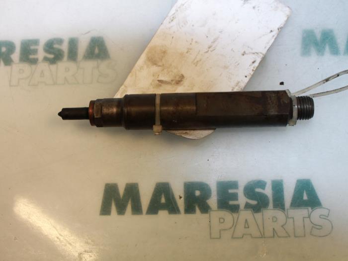 Injector (diesel) from a Renault Laguna I (B56) 1.9 dTi 1999