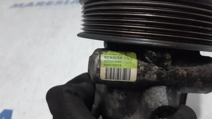 Power steering pump from a Renault Espace (JK) 2.0 dCi 16V 175 FAP 2007