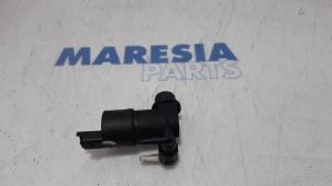 Używane Pompa spryskiwacza przód Citroen DS3 (SA) 1.6 e-HDi Cena € 10,00 Procedura marży oferowane przez Maresia Parts