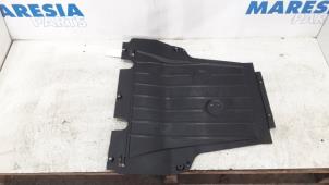 Used Engine protection panel Renault Clio IV Estate/Grandtour (7R) 1.2 TCE 16V GT EDC Price € 45,00 Margin scheme offered by Maresia Parts