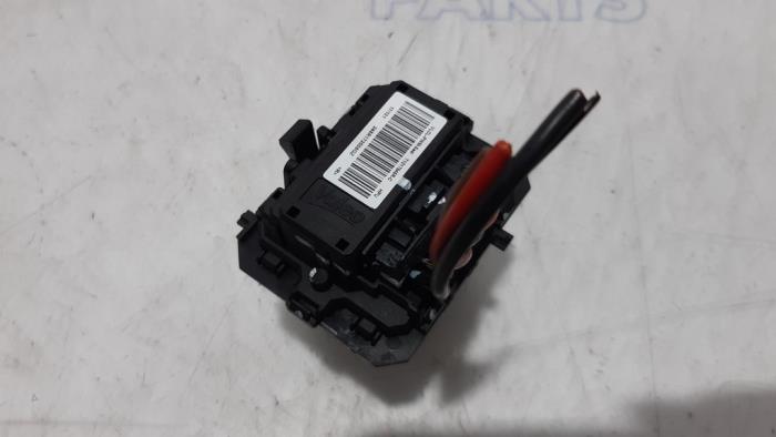 Heater resistor from a Renault Clio IV Estate/Grandtour (7R) 1.2 TCE 16V GT EDC 2018