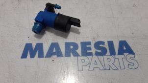 Used Windscreen washer pump Renault Clio IV Estate/Grandtour (7R) 1.2 TCE 16V GT EDC Price € 10,00 Margin scheme offered by Maresia Parts