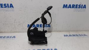 Used Rear door mechanism 4-door, right Renault Clio IV Estate/Grandtour (7R) 1.2 TCE 16V GT EDC Price € 35,00 Margin scheme offered by Maresia Parts