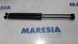 Used Set of tailgate gas struts Renault Clio IV Estate/Grandtour (7R) 1.2 TCE 16V GT EDC Price € 20,00 Margin scheme offered by Maresia Parts