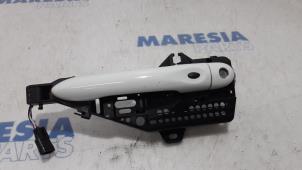 Used Door handle 4-door, front left Renault Clio IV Estate/Grandtour (7R) 1.2 TCE 16V GT EDC Price € 25,00 Margin scheme offered by Maresia Parts