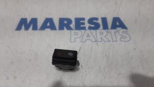 Używane Przelacznik centralnego zamka Renault Espace (JK) 2.0 dCi 16V 175 FAP Cena € 10,00 Procedura marży oferowane przez Maresia Parts