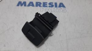 Used Parking brake switch Renault Espace (JK) 2.0 dCi 16V 175 FAP Price € 30,00 Margin scheme offered by Maresia Parts