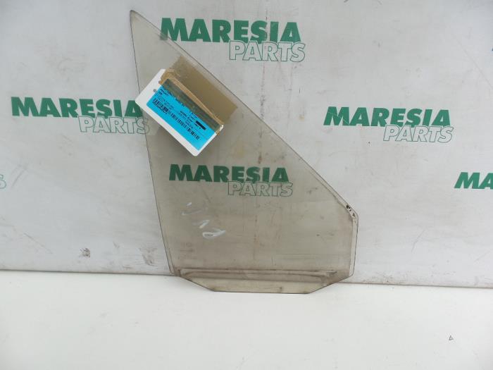 Usados Ventanilla triangular derecha delante Peugeot 205 II (20A/C) 1.4 Precio € 40,00 Norma de margen ofrecido por Maresia Parts