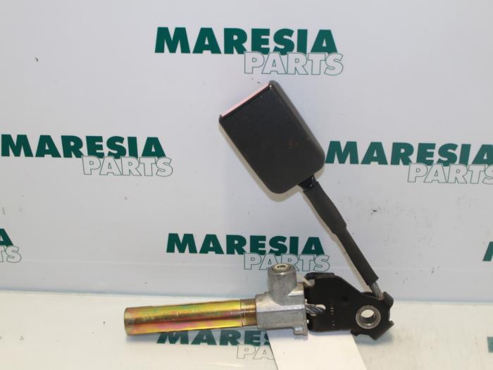 Begagnade Bältessträckare, höger Renault Megane Coupé (DA) 1.6i Pris € 25,00 Marginaltabell erbjuds av Maresia Parts