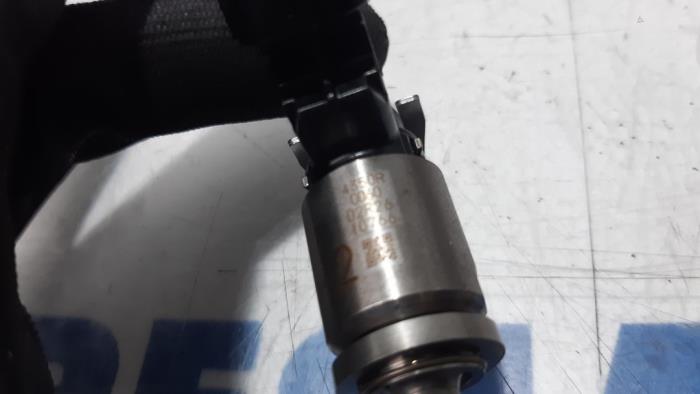 Injektor (Benzineinspritzung) van een Renault Clio IV Estate/Grandtour (7R) 1.2 TCE 16V GT EDC 2018